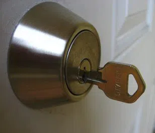 Locksmith Master Shop Los Angeles, CA 310-844-9295 Locksmith Master Shop Los Angeles, CA 310-844-9295 - 13-Key-Broke-In-Lock